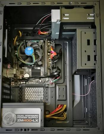 Wnętrze złożonego komputera